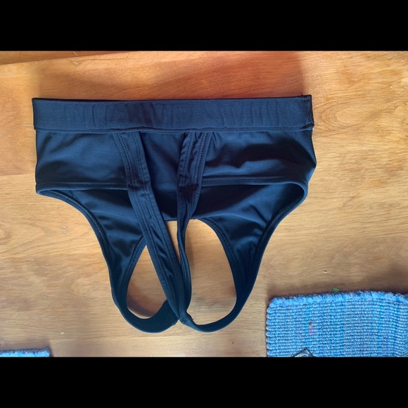 Under Armour size SM sports bra - Picture 2 of 3